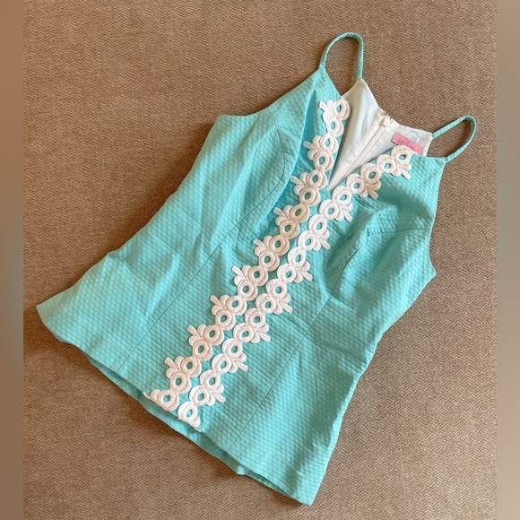 Lilly Pulitzer Magnolia Breakwater Blue w White Embroidery Top. Size 2 - Picture 2 of 7